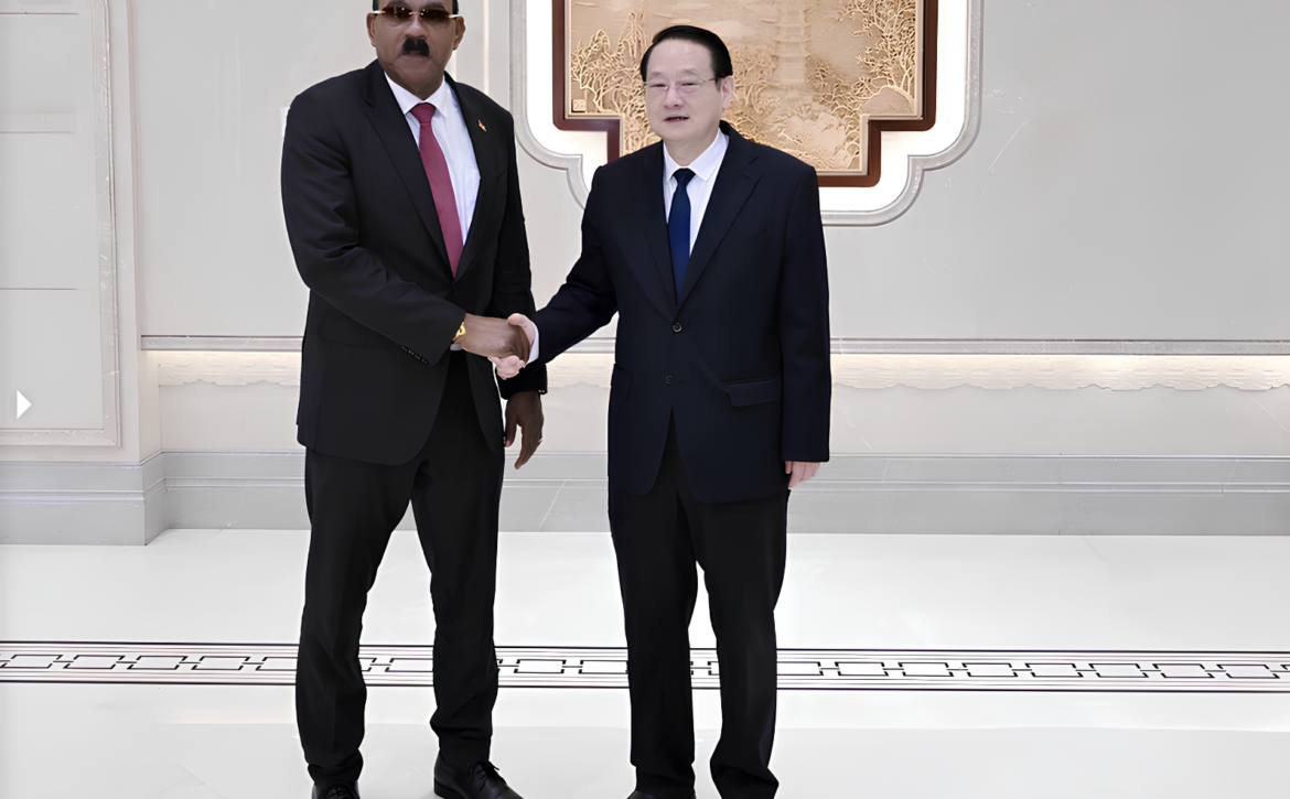 Yi Lianhong, Party Secretary of Zhejiang Province, met with Prime Minister of Antigua and Barbuda and his delegation in Hangzhou.